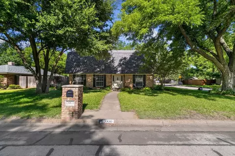 2000 Winewood Ln, Arlington, TX 76013