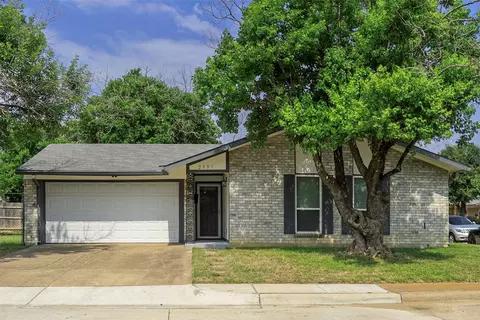 2901 Fairway Dr, Grand Prairie, TX 75052