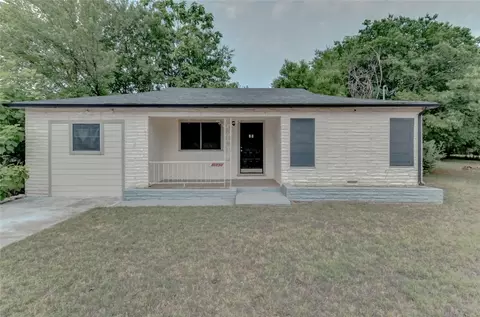 1025 Wade Hampton St, Benbrook, TX 76126
