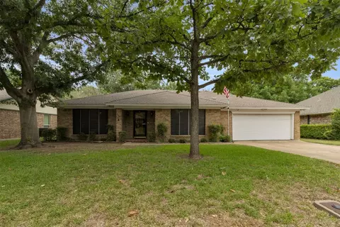 333 Suttonwood Dr, Fort Worth, TX 76108