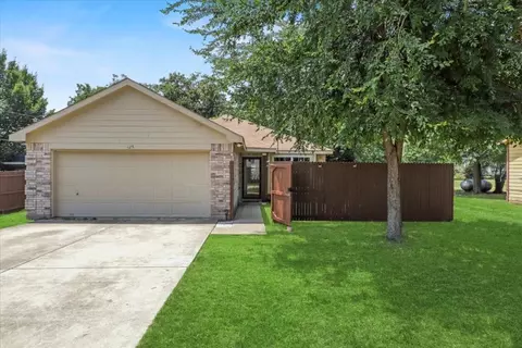 125 Gilbert Cir, Grand Prairie, TX 75050