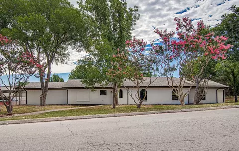 6677 Highview Rd, Fort Worth, TX 76140