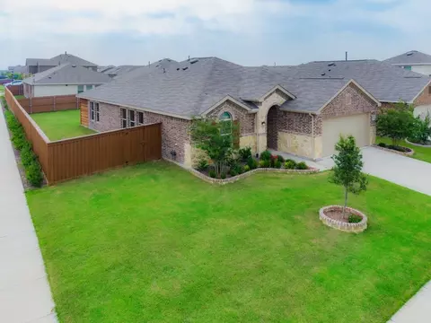 3912 Pioneer Dr, Heartland, TX 75126