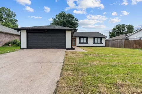 2908 Turtlerock Dr, Bedford, TX 76021