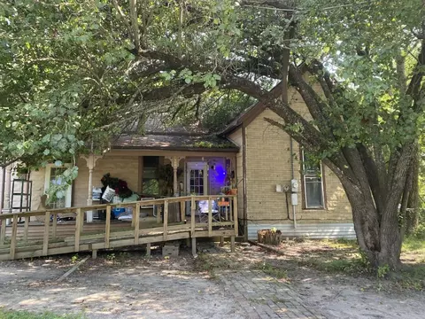 700 E 3rd St, Bonham, TX 75418