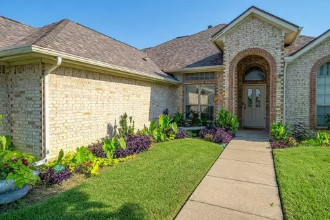 418 Woodlawn St, Krum, TX 76249