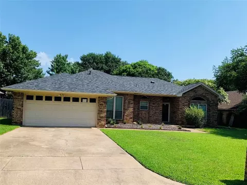 8905 Marti Ln, North Richland Hills, TX 76182