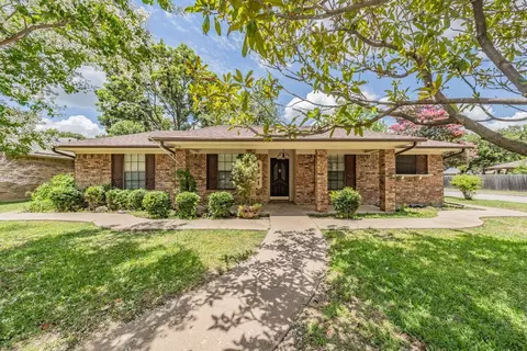 3501 Cotillion Dr, Arlington, TX 76017