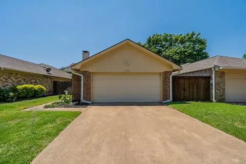 1727 Red Bud Ln, Euless, TX 76039