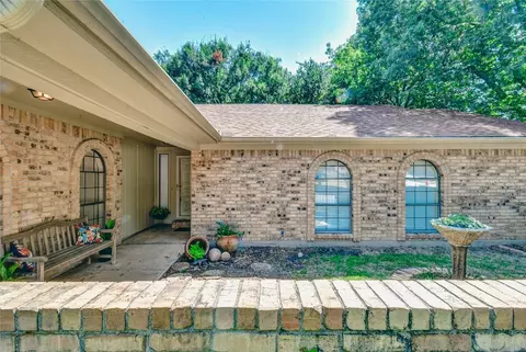 233 Haywood Dr, Benbrook, TX 76126