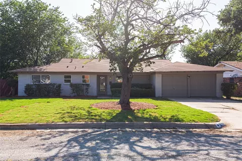 7804 Chantilly Ln, Fort Worth, TX 76134