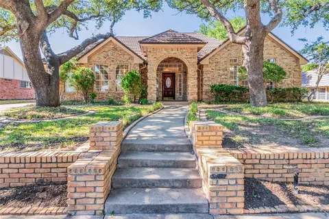 829 Saddlebrook N Dr, Bedford, TX 76021