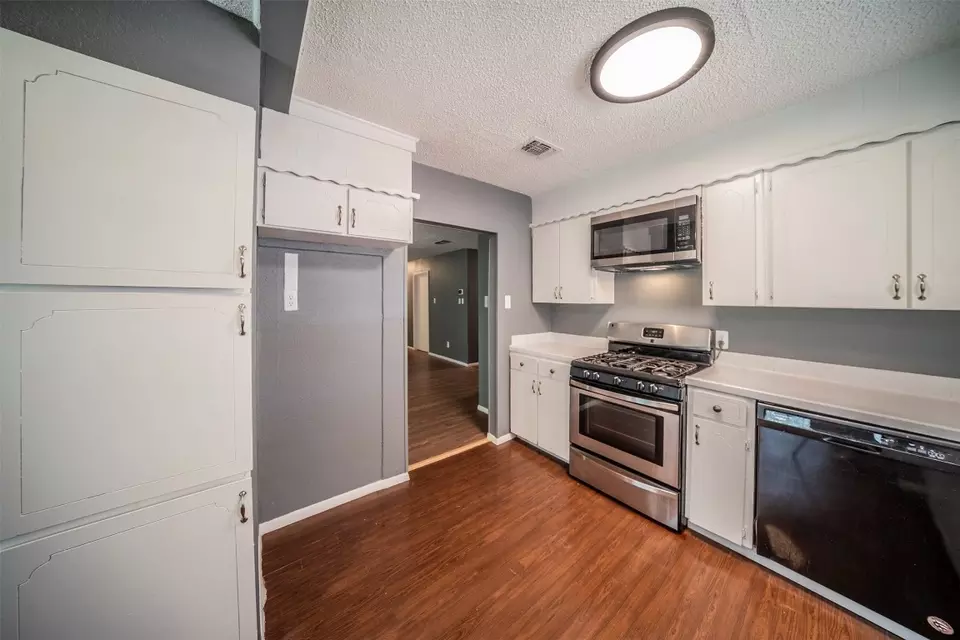  2945 Hunting Dr, Fort Worth, TX 76119 photo 8