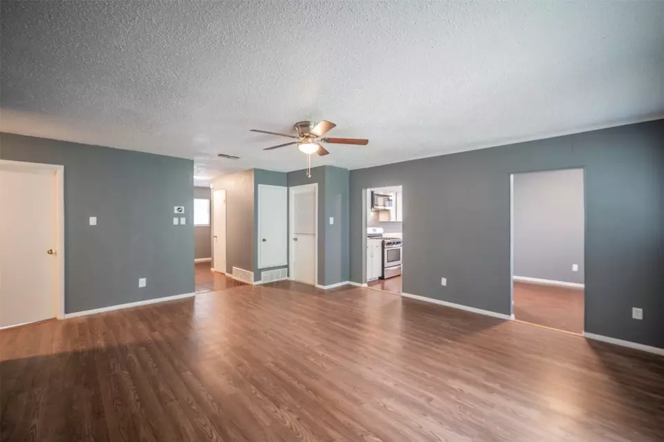  2945 Hunting Dr, Fort Worth, TX 76119 photo 5