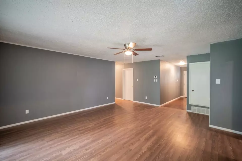  2945 Hunting Dr, Fort Worth, TX 76119 photo 6