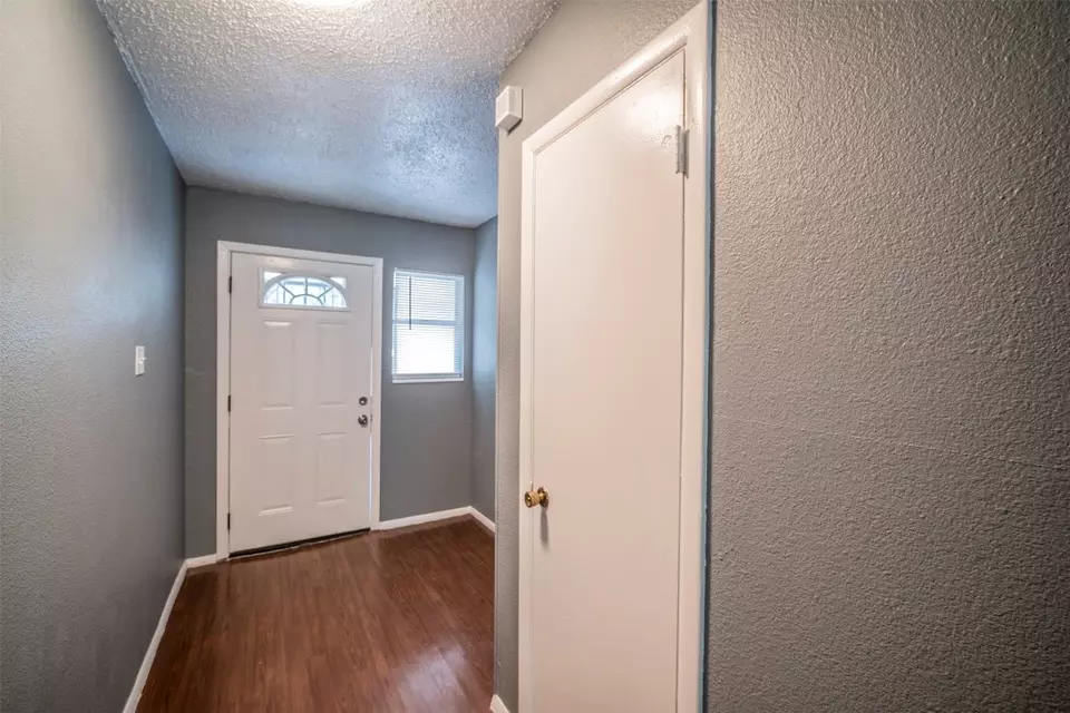  2945 Hunting Dr, Fort Worth, TX 76119 photo 4