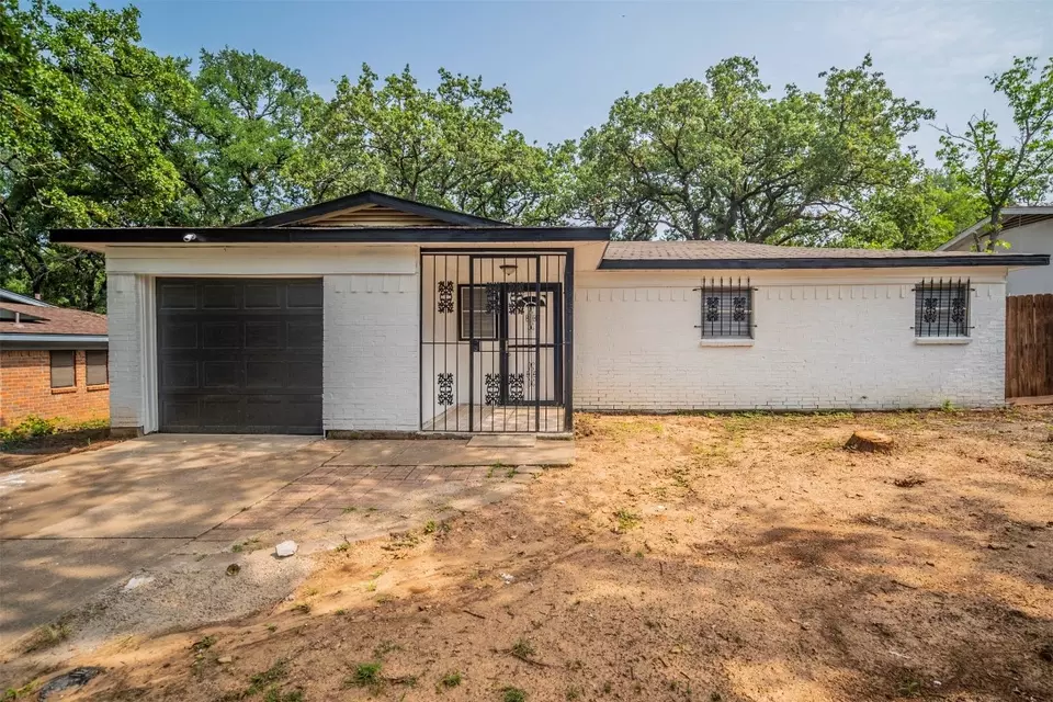  2945 Hunting Dr, Fort Worth, TX 76119 photo 2