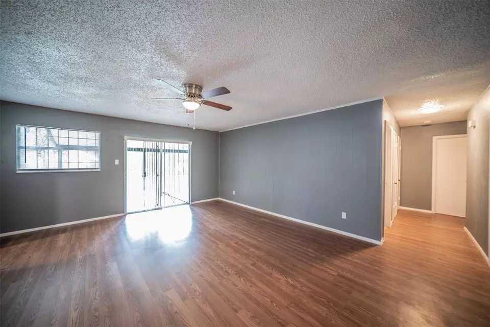  2945 Hunting Dr, Fort Worth, TX 76119 photo 3
