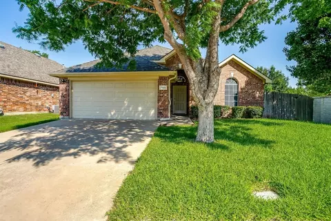 7801 Quiet Waters Dr, Arlington, TX 76016