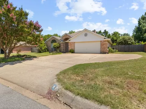 303 Honeysuckle Dr, Cleburne, TX 76033