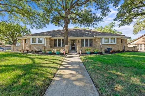 401 Mayfair Ct, Hurst, TX 76054