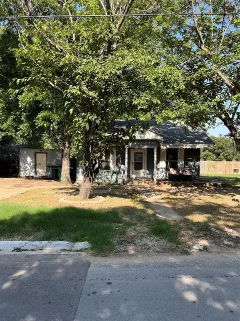 1600 Oak Knoll Dr, Haltom City, TX 76117