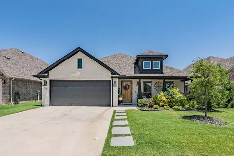 204 Bayonet Dr, Fort Worth, TX 76108