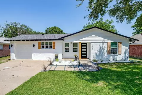 1013 Meadow Park Dr, White Settlement, TX 76108