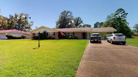 301 Parkway Ln, Gilmer, TX 75645