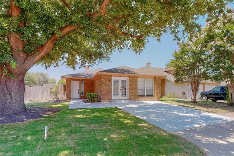3182 Cross Creek Cir, Grand Prairie, TX 75052