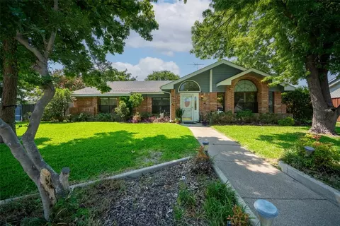 110 Country View Ln, Garland, TX 75043