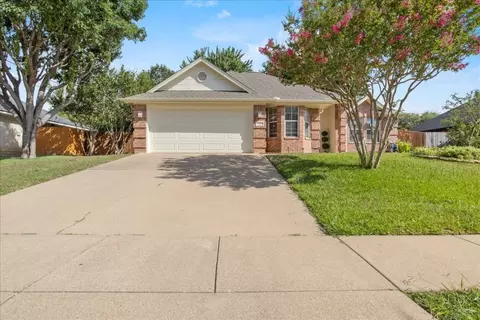541 Pleasant Valley Dr, Burleson, TX 76028