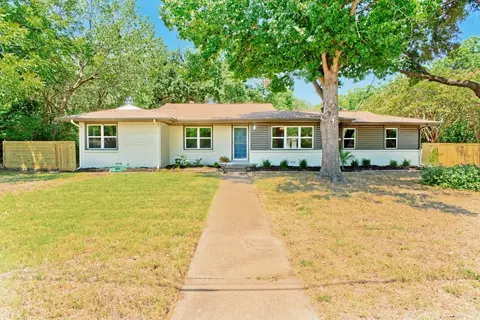 1136 Wade Hampton St, Benbrook, TX 76126