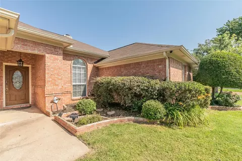 305 Park Forest Ct, Hurst, TX 76053