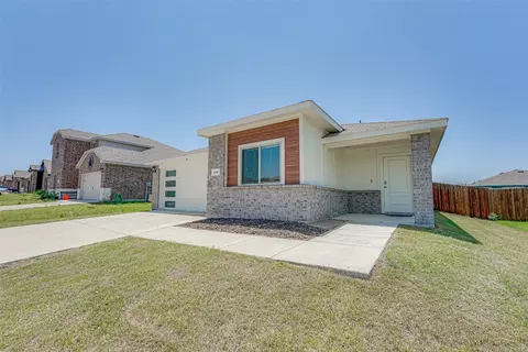 402 Wrangler Dr, Royse City, TX 75189