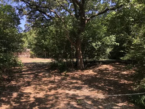 607 Crest Dr, Lake Dallas, TX 75065