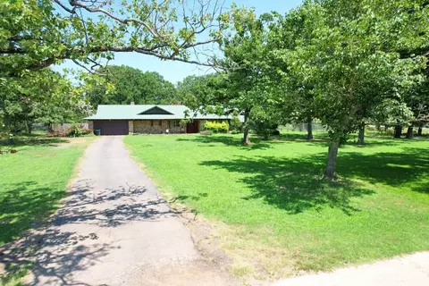 208 S Walnut St, Yantis, TX 75497