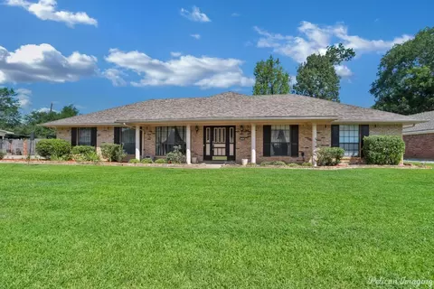 1907 Landau Ln, Bossier City, LA 71111