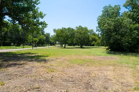 102 S 4th St, Bonham, TX 75418
