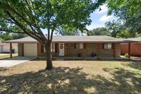 1215 Lynnwood Dr, Cleburne, TX 76033