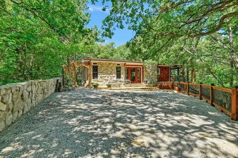 49 Oak Knoll Dr, Pottsboro, TX 75076