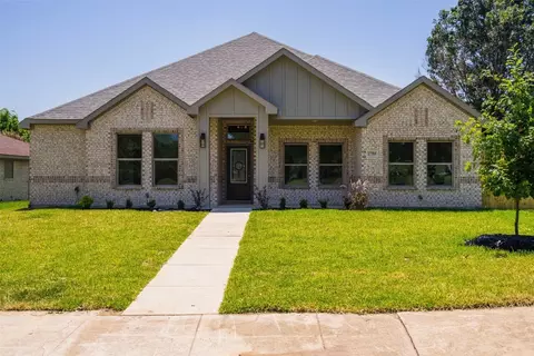 2704 Emerald Dr, Mesquite, TX 75150