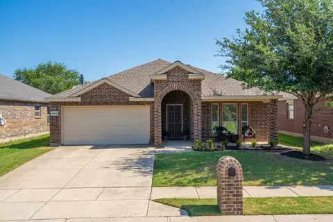 8905 Whirlwind Trl, Aubrey, TX 76227