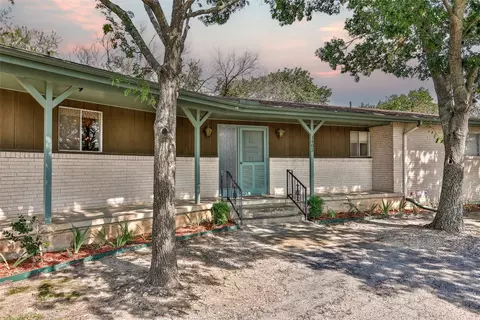 1402 W California St, Gainesville, TX 76240