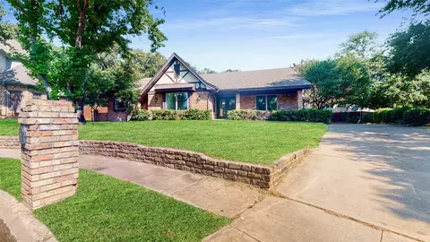 201 Pheasant Ct, Bedford, TX 76021