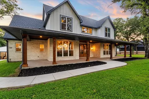 608 Glade Stream Ct, Azle, TX 76020