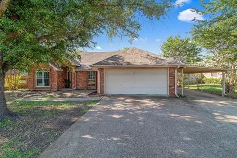 108 Meadowbend Dr, Cedar Hill, TX 75104