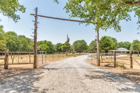 930 Curry Rd, Sunset, TX 76270 photo 2