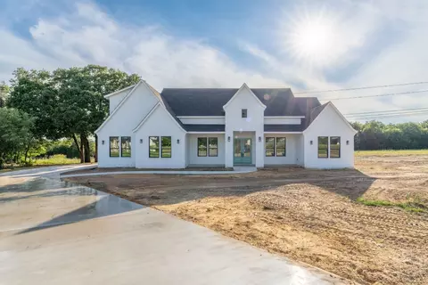 769 Glade Park Ct, Azle, TX 76020