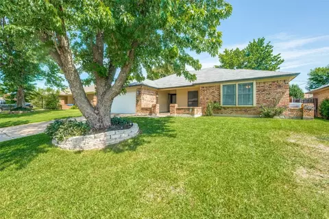 923 Flagstone Dr, Arlington, TX 76017